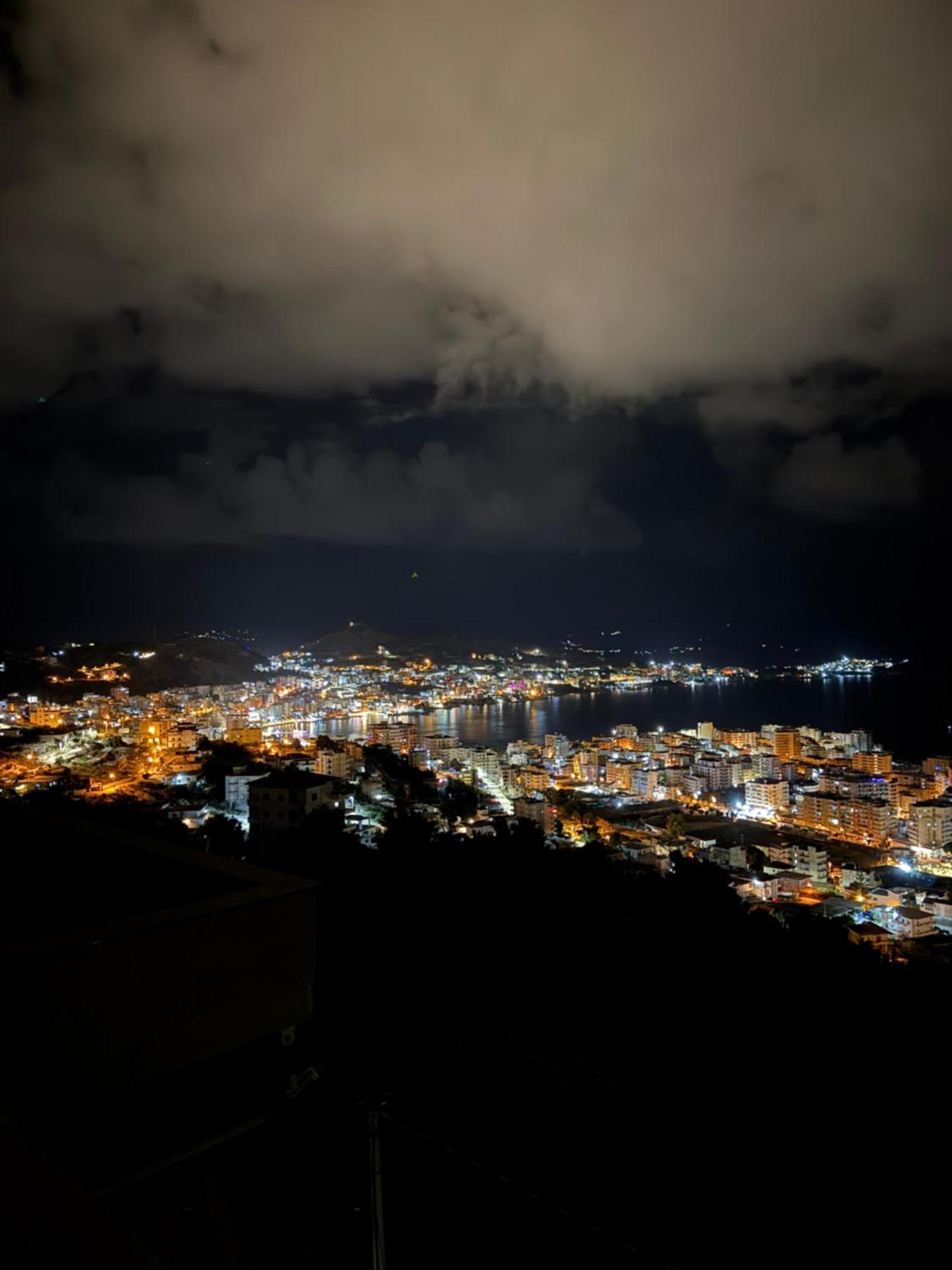 Queen Bed With The View! Appartement Sarandë
